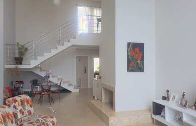 Imagem: A casa possui 4 Dormitórios, 3 Banheiros, 5 Vagas na garagem