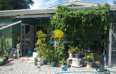 Imagem: A casa possui 2 Dormitórios, 1 Banheiro, 2 Vagas na garagem