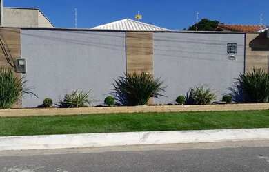 Imagem: A casa possui 2 Dormitórios, 2 Banheiros, 3 Vagas na garagem