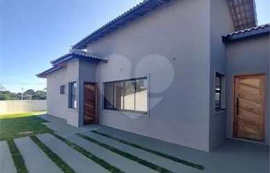 Imagem: A casa possui 3 Dormitórios, 4 Banheiros, 2 Vagas na garagem