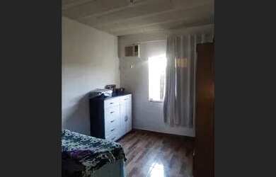 Imagem: A casa possui 2 Dormitórios, 1 Banheiro, 2 Vagas na garagem