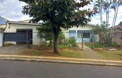 Imagem: A casa possui 3 Dormitórios, 1 Banheiro, 2 Vagas na garagem