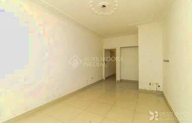 Imagem: A casa possui 3 Dormitórios, 1 Banheiro, 2 Vagas na garagem