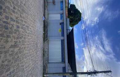 Imagem: A casa possui 3 Dormitórios, 2 Banheiros, 1 Vaga na garagem