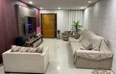 Imagem: A casa possui 3 Dormitórios, 3 Banheiros, 4 Vagas na garagem