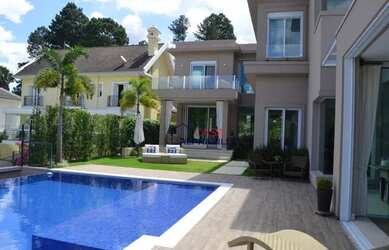 Imagem: A casa em condomínio possui 5 Dormitórios, 5 Banheiros e 740m²