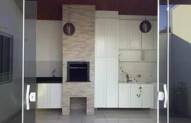 Imagem: A casa possui 2 Dormitórios, 1 Banheiro, 2 Vagas na garagem