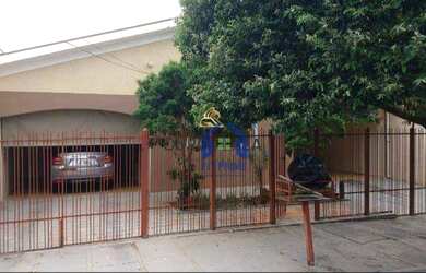 Imagem: A casa possui 3 Dormitórios, 2 Banheiros, 2 Vagas na garagem