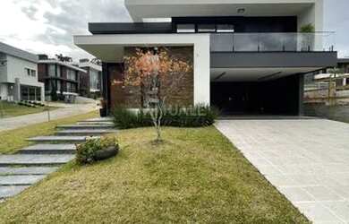 Imagem: A casa em condomínio possui 4 Dormitórios, 4 Banheiros, 2