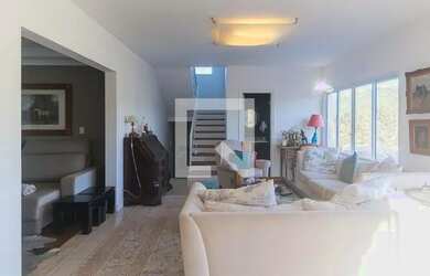 Imagem: A casa em condomínio possui 4 Dormitórios, 5 Banheiros, 2