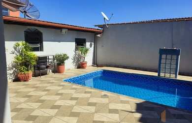 Imagem: A casa possui 4 Dormitórios, 3 Banheiros, 1 Vaga na garagem