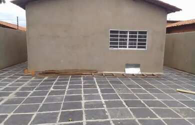 Imagem: A casa possui 3 Dormitórios, 2 Banheiros, 4 Vagas na garagem