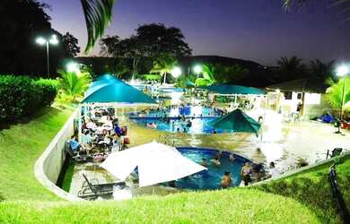 Imagem: A casa possui 2 Dormitórios, 2 Vagas na garagem e está localizado