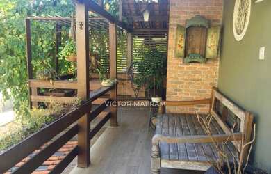 Imagem: A casa possui 4 Dormitórios, 4 Banheiros, 2 Vagas na garagem