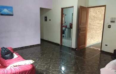 Imagem: A casa possui 4 Dormitórios, 3 Banheiros, 3 Vagas na garagem