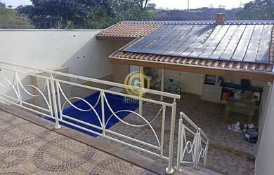 Imagem: A casa possui 2 Dormitórios, 1 Banheiro, 2 Vagas na garagem