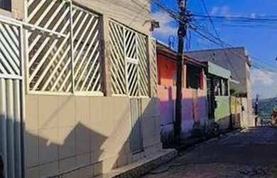 Imagem: A casa possui 4 Dormitórios, 2 Banheiros e está localizado