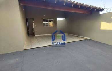 Imagem: A casa possui 2 Dormitórios, 2 Banheiros, 2 Vagas na garagem