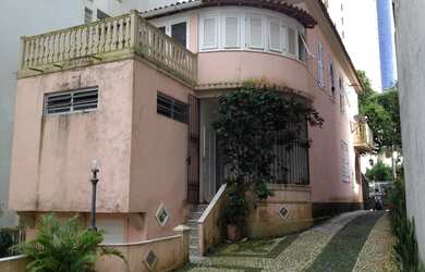 Imagem: A casa possui 4 Dormitórios, 3 Banheiros, 5 Vagas na garagem