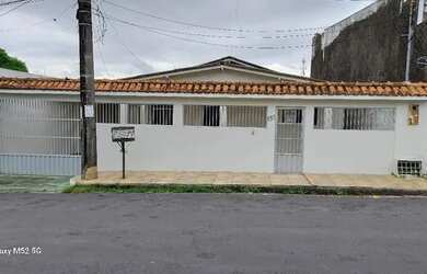 Imagem: A casa possui 3 Dormitórios, 3 Banheiros, 5 Vagas na garagem