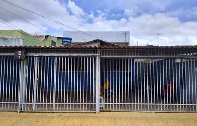 Imagem: A casa possui 2 Dormitórios, 1 Banheiro, 1 Vaga na garagem