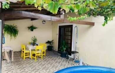 Imagem: A casa possui 3 Dormitórios, 2 Banheiros, 2 Vagas na garagem