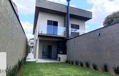 Imagem: A casa possui 3 Dormitórios, 1 Banheiro, 2 Vagas na garagem