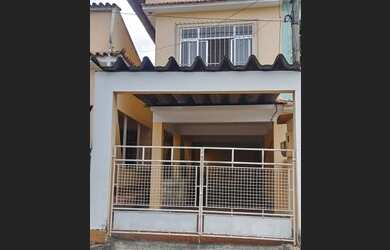 Imagem: A casa possui 1 Dormitório, 1 Banheiro, 1 Vaga na garagem