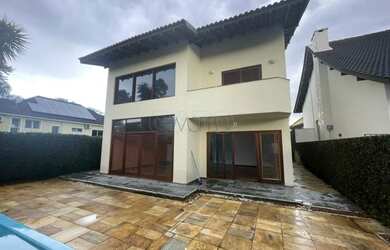 Imagem: A casa em condomínio possui 4 Dormitórios, 4 Banheiros, 4