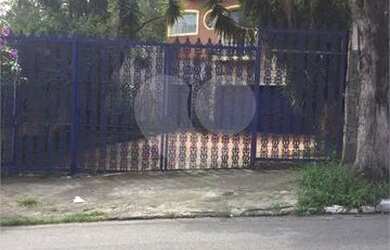 Imagem: A casa possui 3 Dormitórios, 4 Banheiros, 5 Vagas na garagem