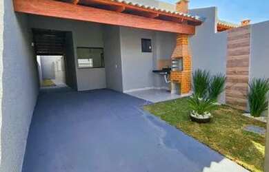 Imagem: A casa possui 3 Dormitórios, 2 Banheiros, 2 Vagas na garagem