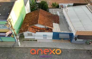 Imagem: A casa possui 3 Dormitórios, 2 Banheiros, 175m² de Área e