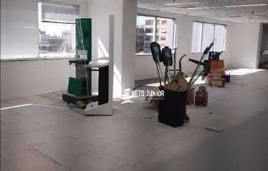 Imagem: O depósito possui 4 Vagas na garagem e 412m² de Área e está