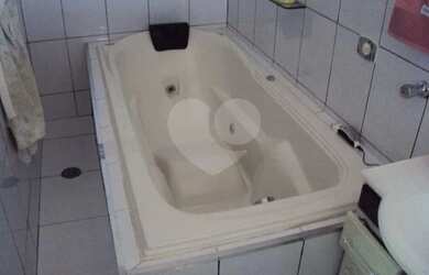 Imagem: A casa possui 3 Dormitórios, 5 Banheiros, 4 Vagas na garagem