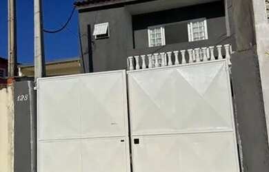 Imagem: A casa possui 4 Dormitórios, 3 Banheiros, 3 Vagas na garagem