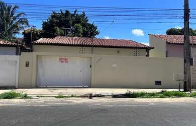 Imagem: A casa possui 4 Dormitórios, 4 Banheiros, 2 Vagas na garagem