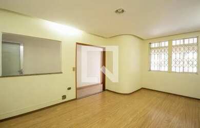 Imagem: A casa possui 4 Dormitórios, 3 Banheiros, 4 Vagas na garagem