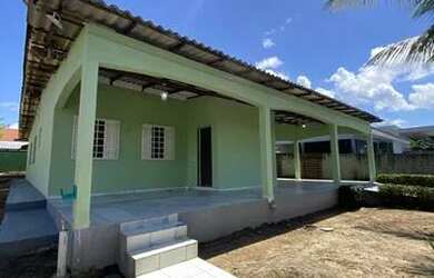 Imagem: A casa possui 3 Dormitórios, 2 Banheiros e 5 Vagas na garagem