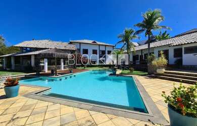 Imagem: A casa em condomínio possui 5 Dormitórios, 5 Banheiros, 4