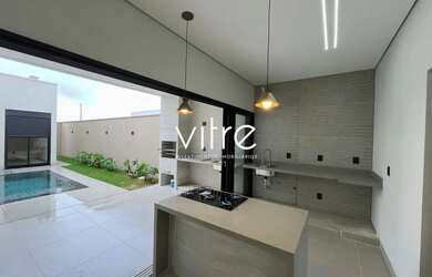 Imagem: A casa possui 3 Dormitórios, 4 Banheiros, 2 Vagas na garagem