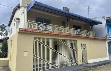 Imagem: A casa possui 4 Dormitórios, 4 Banheiros, 2 Vagas na garagem