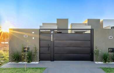 Imagem: A casa possui 3 Dormitórios, 2 Banheiros, 2 Vagas na garagem