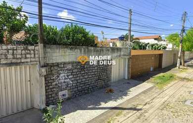 Imagem: A casa possui 4 Dormitórios, 3 Banheiros, 3 Vagas na garagem