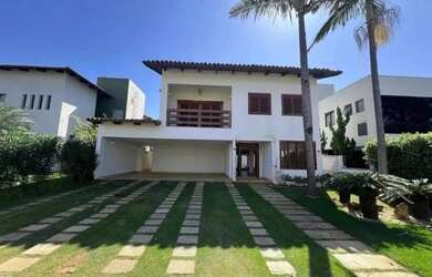 Imagem: A casa possui 4 Dormitórios, 5 Banheiros, 4 Vagas na garagem