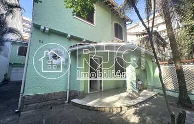 Imagem: A casa possui 3 Dormitórios, 3 Banheiros, 3 Vagas na garagem