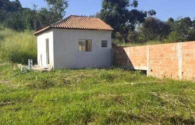 Imagem: A casa possui 2 Dormitórios, 1 Banheiro, 1 Vaga na garagem