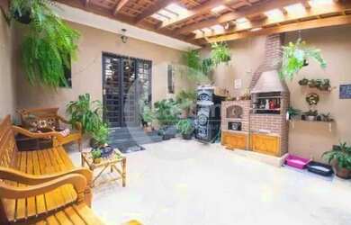 Imagem: A casa possui 2 Dormitórios, 3 Banheiros, 2 Vagas na garagem