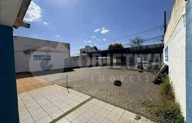 Imagem: O depósito possui 4 Vagas na garagem, 282m² de Área e está