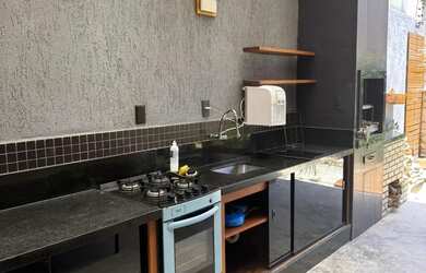 Imagem: O studio possui 1 Dormitório, 2 Banheiros, 2 Vagas na garagem