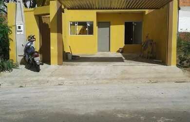 Imagem: A casa possui 3 Dormitórios, 3 Banheiros, 2 Vagas na garagem